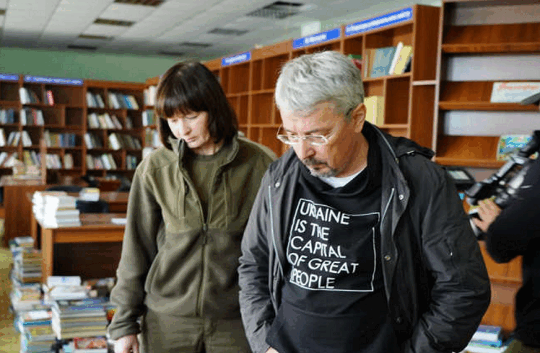 Ткаченко посетил Балаклею и привез новые книги