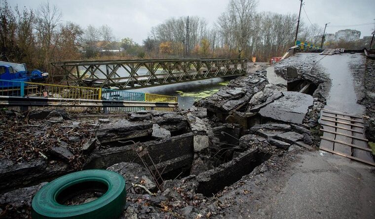 В Балаклії навели нову переправу через річку замість зруйнованого мосту