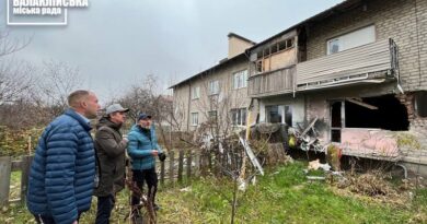Чиновник проконтролював хід робіт з відбудови міста В Балаклію приїхав директор Департаменту капітального будівництва Харківської обласної військової адміністрації Сергій Жуков. Він проконтролював відновлення житлового фонду, а також завітав до лікарні. Про це повідомляє Балаклійська міськрада, пише Дані-Інфо. Жуков проїхав по місту і оглянув, як ведуться роботи на житлових будинках, де підконтрольний йому департамент виступає замовником робіт. Також чиновник відвідав КНП «Балаклійська клінічна багатопрофільна лікарня інтенсивного лікування». Цей заклад сильно постраждав під час активних бойових дій. Також відомо, що саме цю лікарню відновлювали перед масштабним вторгненням росії за програму президента Зеленського «Велике будівництво».