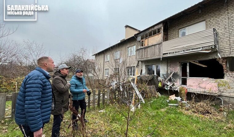Чиновник проконтролював хід робіт з відбудови міста В Балаклію приїхав директор Департаменту капітального будівництва Харківської обласної військової адміністрації Сергій Жуков. Він проконтролював відновлення житлового фонду, а також завітав до лікарні. Про це повідомляє Балаклійська міськрада, пише Дані-Інфо. Жуков проїхав по місту і оглянув, як ведуться роботи на житлових будинках, де підконтрольний йому департамент виступає замовником робіт. Також чиновник відвідав КНП «Балаклійська клінічна багатопрофільна лікарня інтенсивного лікування». Цей заклад сильно постраждав під час активних бойових дій. Також відомо, що саме цю лікарню відновлювали перед масштабним вторгненням росії за програму президента Зеленського «Велике будівництво».