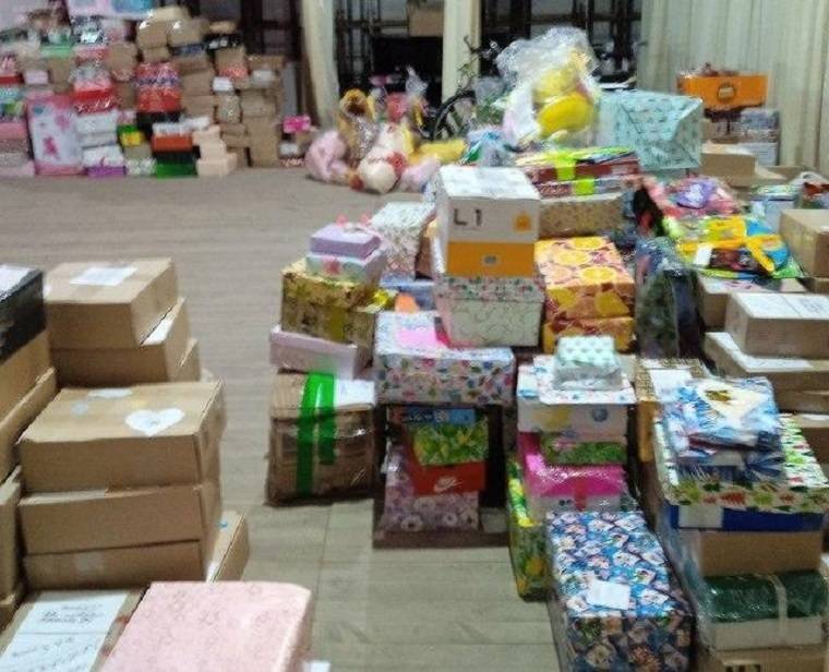 Театр, уроки, солодощі і іграшки: в Балаклію приїхала нова партія гуманітарки
