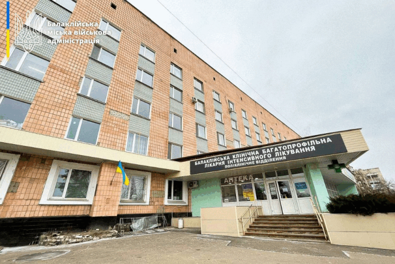 В поліклінічному відділенні почали міняти пошкоджені вікна