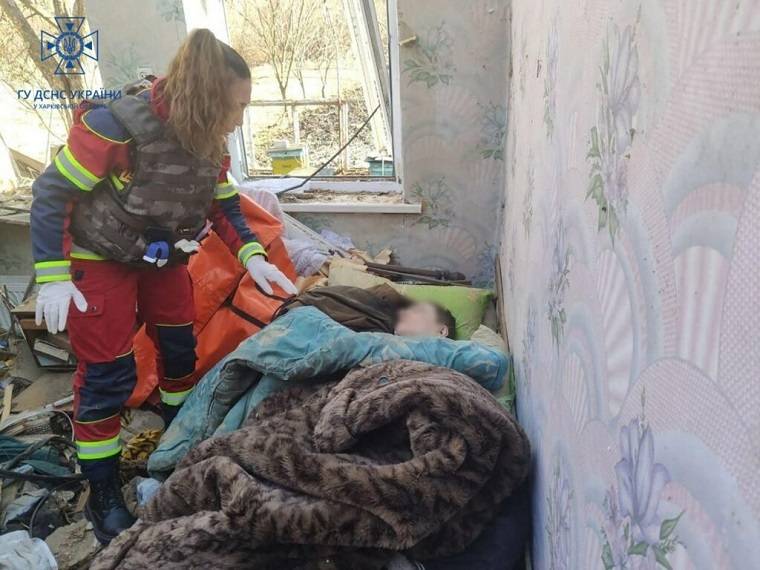 В Казачьей Лопане парализованная женщина оказалась под завалами дома