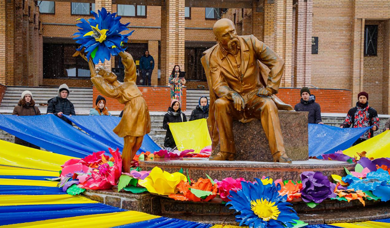 В Балаклії відзначили День єднання біля пам’ятника Т.Г. Шевченку