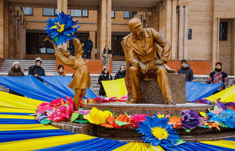 В Балаклії відзначили День єднання біля пам’ятника Т.Г. Шевченку