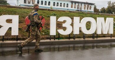 У міськраді показали офіційну відповідь на запит одного зі співробітників. В Ізюмі місцева влада відповіла на вимоги одного з колишніх вчителів, який намагався отримати зарплатню і поновитись на робочому місці після деокупації міста. Віцемер Ізюма Володимир Мацокін показав на своїй сторінці у Facebook відповідь. Про це повідомляє Дані-Інфо. Мацокін опублікував фото офіційної відповіді на запит одного зі співробітників місцевих закладів освіти. В документі зазначається, що таку відповідь отримає кожен вчитель і співробітник освітніх закладів, який був в окупації і співпрацював з окупантами. “Приблизно таку відповідь отримає кожен манкурт, який конкретно або опосередковано вітав “руській мір” в освіті нашої громади. Дуже повчальний текст для тих, хто “мі просто прібіралі”, “єто ж наші дєті, мі для ніх старалісь”, – попередив Мацокін. З текст стає зрозумілим, що даний співробітник «крутився» серед окупантів і намагався втертись до них в довір, приймав участь різного роду засіданнях «відділу освіти» окупантів. Після цього він звернувся за невиплаченою зарплатнею від України і захотів поновитись на роботі.