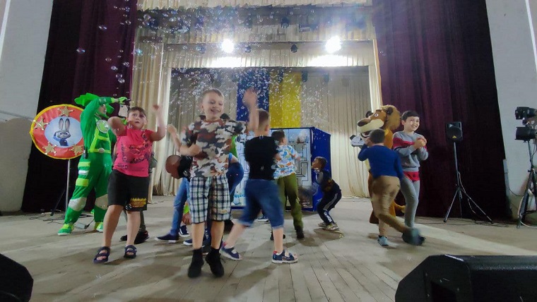 В Балаклії провели інтерактивне шоу для дітей і подарували смаколики