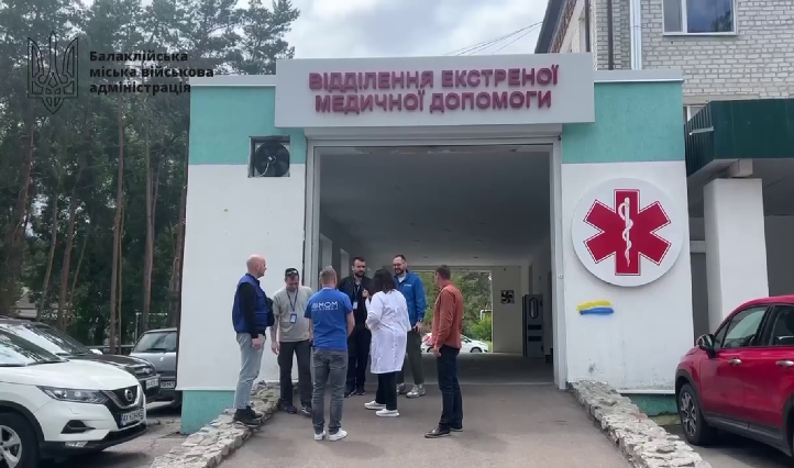 В міськраді показали найбільш значущі об’єкти, які потребують відновлення. Міська рада Балаклії продовжує активно співпрацювати з благодійниками, які в свою чергу допомагають відбудувати громаду після бойових дій і окупації. В чергове в Балаклію приїхали представники Міжнародної організації з міграції (МОМ). Вони відвідали Балаклійську клінічну багатопрофільну лікарню інтенсивного лікування і місцеву насосно-каналізаційну станцію, повідомляє міськрада. Представники МОМ оглянули лікарню, де вже йде ремонт. Ще планують відремонтувати підвальне приміщення, 1 та 3 поверхи - приміщення лабораторії і дитячого відділення. Крім того, представникам організації показали насосно-каналізаційну станцію і об’єкти теплового господарства. Ці об’єкти теж потрібно ремонтувати і відновлювати їх штатну роботу.