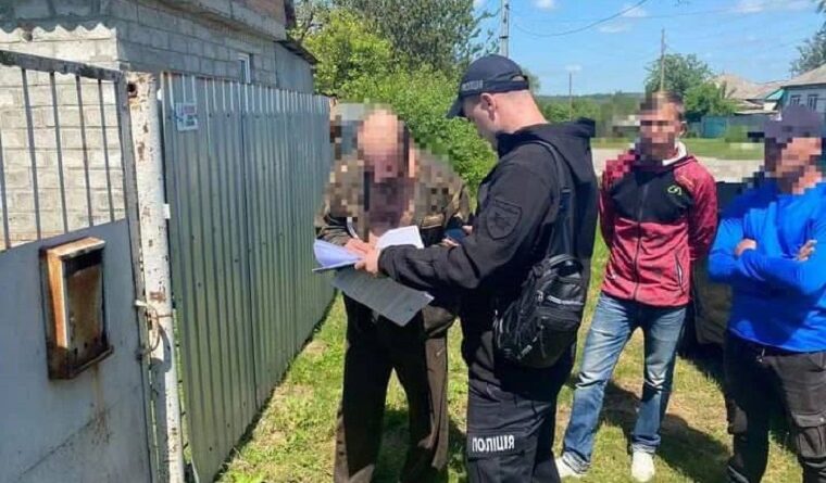 В Борщівці затримали чоловіка, який вирощував канабіс