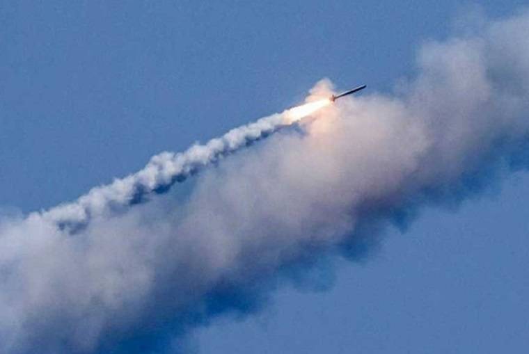 Окупанти вдарили авіабомбою по селу в Ізюмському районі
