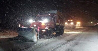 На Харківщині дорожні служби розчищають дороги і попереджають про ускладнення погоди