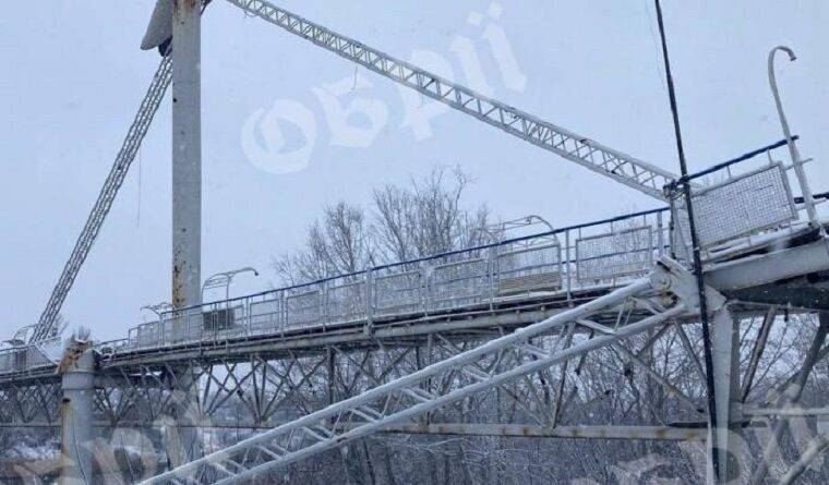 В Ізюмі впала опора пішохідного мосту