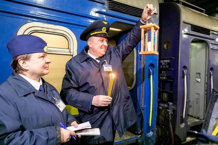 Вифлеемский огонь мира доставили в Харьков и Изюм