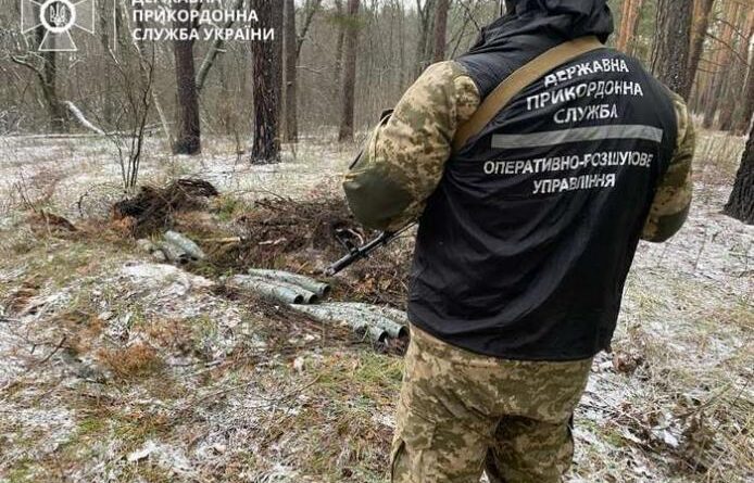 На Харківщині прикордонники виявили схрон з російською зброєю