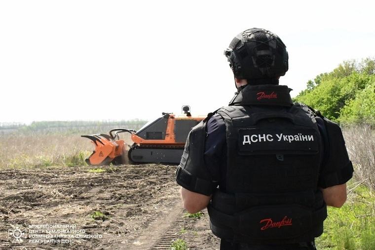 На Харьковщине саперы испытывают новую машину для разминирования