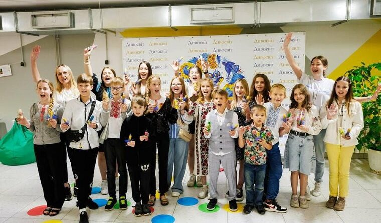 Протягом літніх канікул діти надолужать освітні втрати. На Харківщині відкрили першу підземну школу. На урочистості приїхав голова ХОВА Олег Синєгубов. Про це повідомили в ХОВА, пише Дані-Інфо. Підземна школа і протирадіаційне укриття з’явились в Люботині. Кошти на реалізацію проєкту були виділені з фонду ліквідації наслідків збройної агресії та обласного бюджету. Вартість підземної школи склала 73 мільйони гривень. Підземна школа буде відкрита і під час літніх канікул для надолуження втрат в освіті, які діти отримали під час онлайн-навчання. Зараз розробляється графік навчання. Діти будуть відвідувати заклад у кілька змін. В підземній школі є основна зала, а також окремі технічні приміщення. Глибина закладання конструкцій складає 2-4 метри. Під час будівництва врахували потреби дітей з інвалідністю, тому тут є можливість навчатись всім дітям.