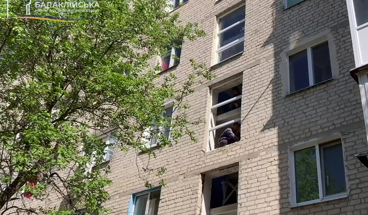 В Балаклії замінюють вікна в під’їздах багатоповерхівок