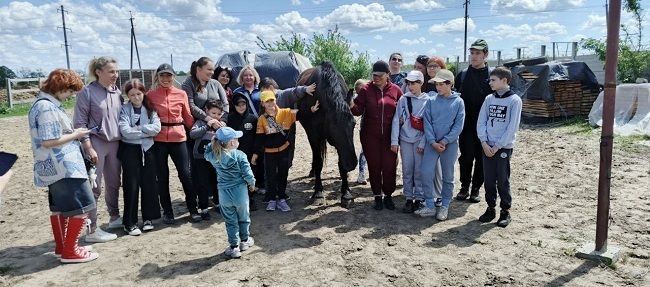 Дети Балаклейской общины посетили конюшню «Рай»