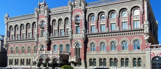 Национальный банк Украины уверяет: курс гривны стабилен, девальвации не будет