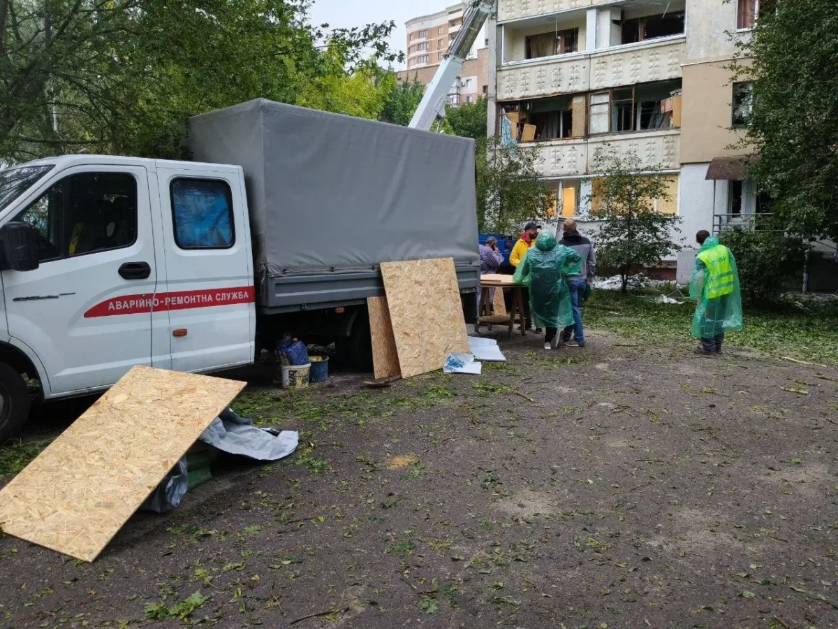 Ночные обстрелы повредили более 400 окон и 12 многоэтажных домов