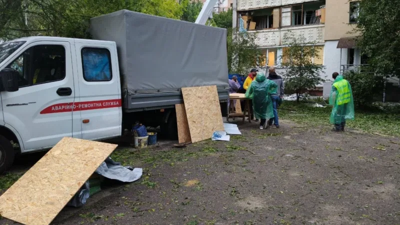 Ночные обстрелы повредили более 400 окон и 12 многоэтажных домов
