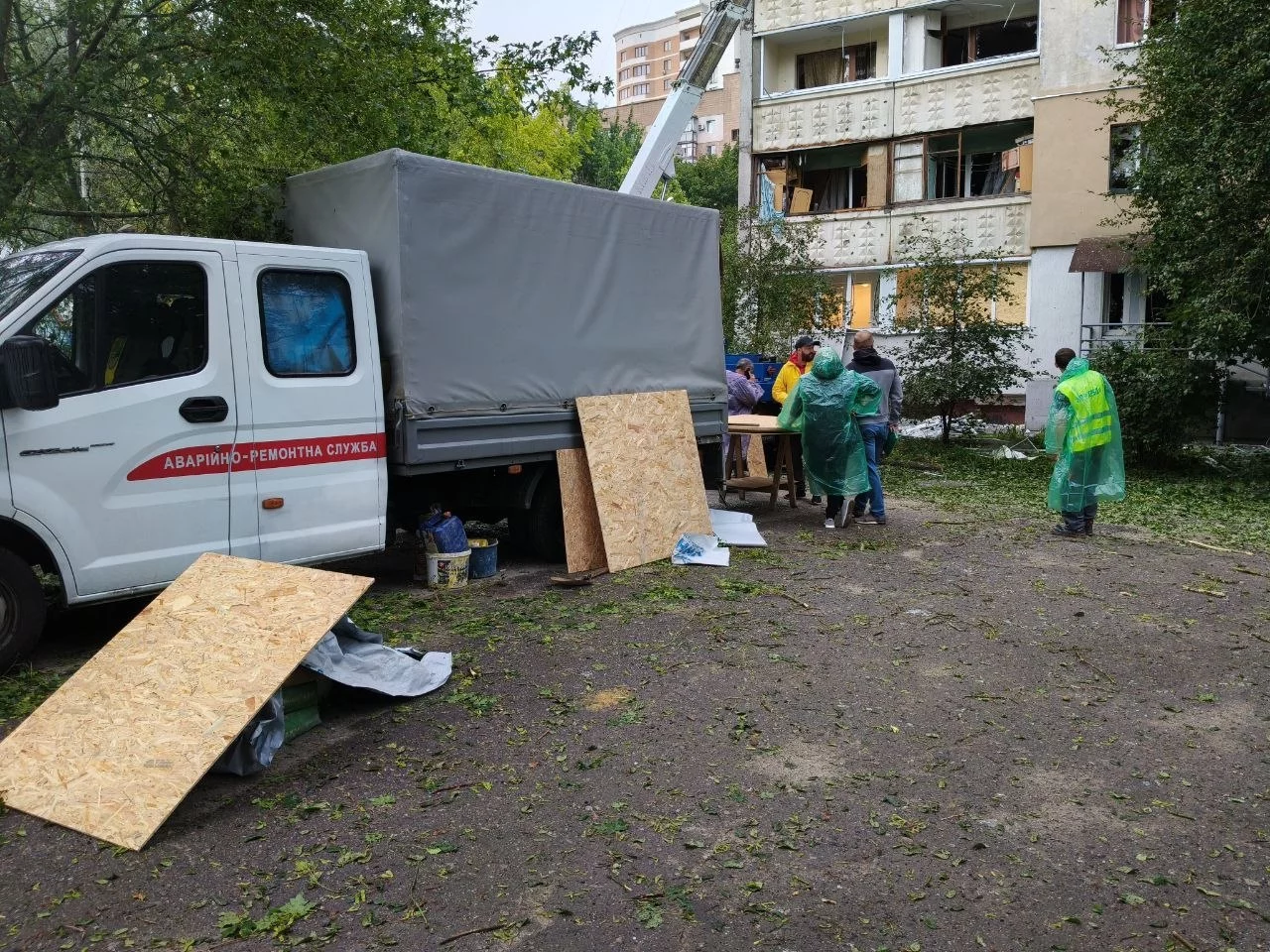 Ночные обстрелы повредили более 400 окон и 12 многоэтажных домов