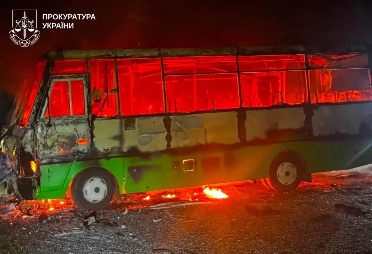 Пожар в Богодухове: горящие автобусы и поврежденный дом в Солоницевке после обстрела