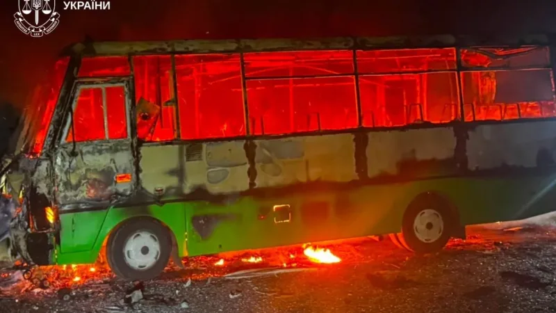 Пожар в Богодухове: горящие автобусы и поврежденный дом в Солоницевке после обстрела
