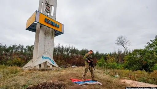 Разрушительный авиаудар в Изюме: пострадал жилой квартал, выбиты около 100 окон