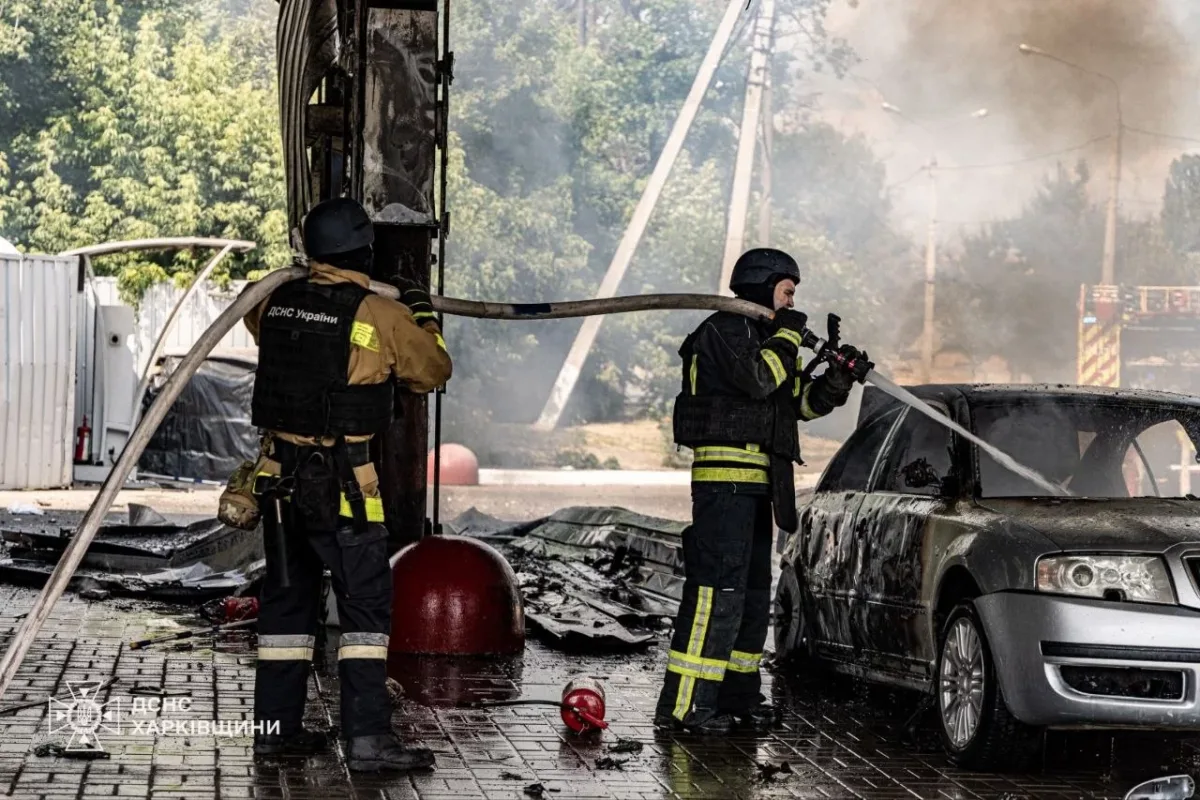 Рятувальники демонструють наслідки ударів дронів по АЗС у Харкові: фото і відео свідчать про масштабні руйнування
