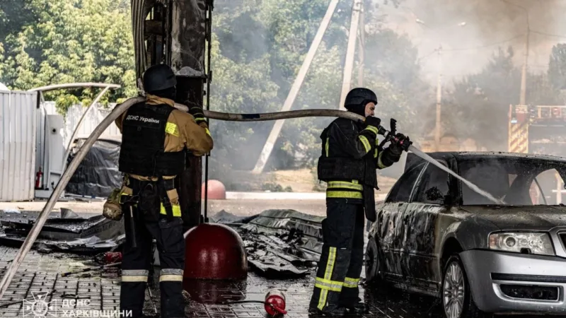 Рятувальники демонструють наслідки ударів дронів по АЗС у Харкові: фото і відео свідчать про масштабні руйнування