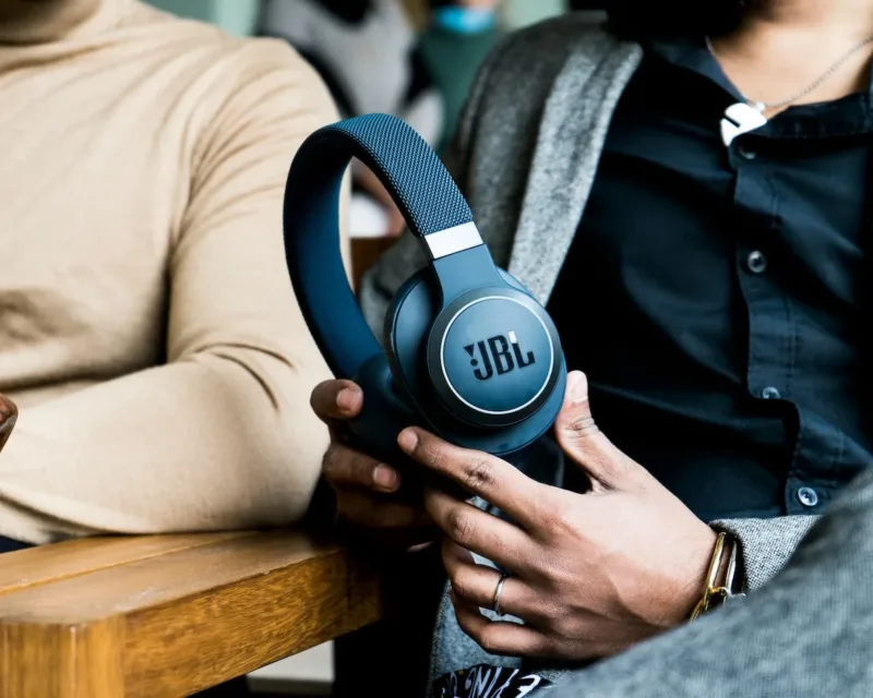 Навушники JBL та акустика JBL: як обрати ідеальне звучання для дому, спорту та відпочинку