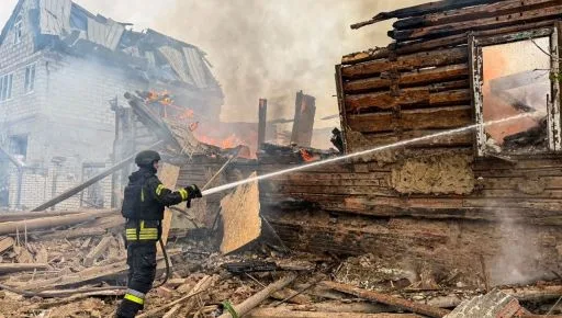 Рятувальники ліквідували пожежі в Ізюмі після атаки КАБами